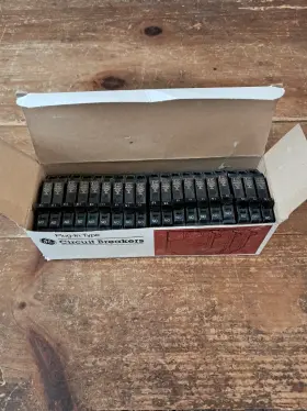 Thqp115 General Electric New Case Of 19 Ge Circuit Breakers 15a 1 Pole Plug In 120/240v Nos G921