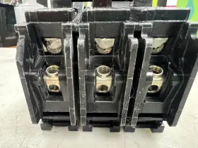 B330 Siemens Type Bl 30 Amp Circuit Breaker 240 Vac 3 Pole - Flaw #2