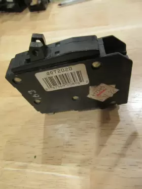 Qot2020 Square D Tandem With Hook 2 Single Pole Circuits 20 Amps Great Conditio