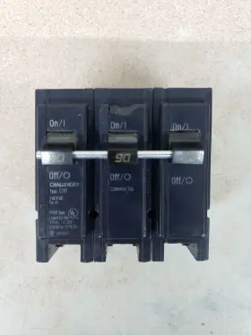 Tb390 Thomas & Betts Challenger C390 Circuit Breaker 90 Amp 3 Pole Chipped